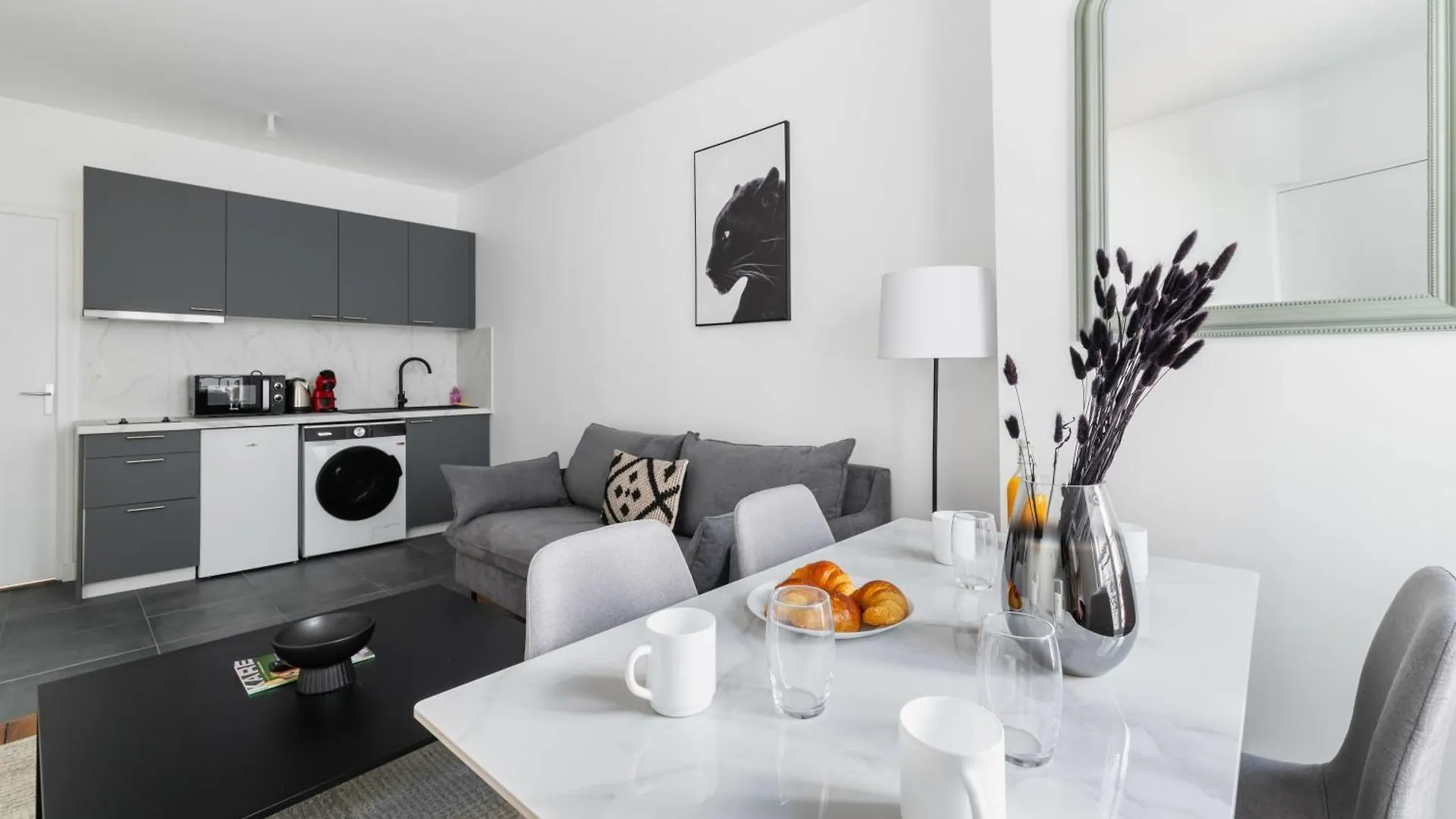 2 Pieces Refait Neuf Metro Jaures - Paris 19 - 4P - Flat-Guest Apartment 0*,  France